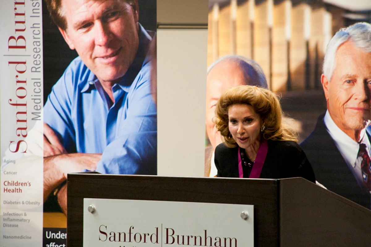 Reena Horowitz speaking at podium
